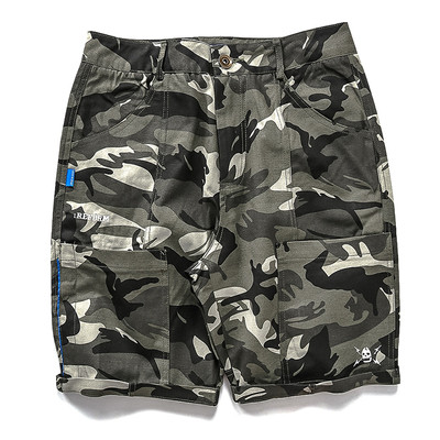 Стилни къси панталони за мъжете в камуфлажен цвят