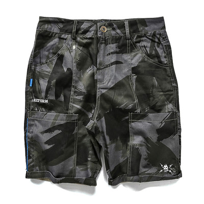 Стилни къси панталони за мъжете в камуфлажен цвят