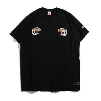 Стилна мъжка тениска с апликация, подходяща за ежедневие