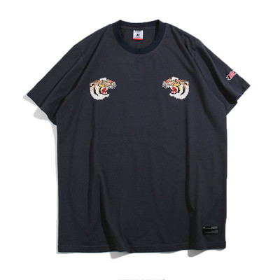 Стилна мъжка тениска с апликация, подходяща за ежедневие