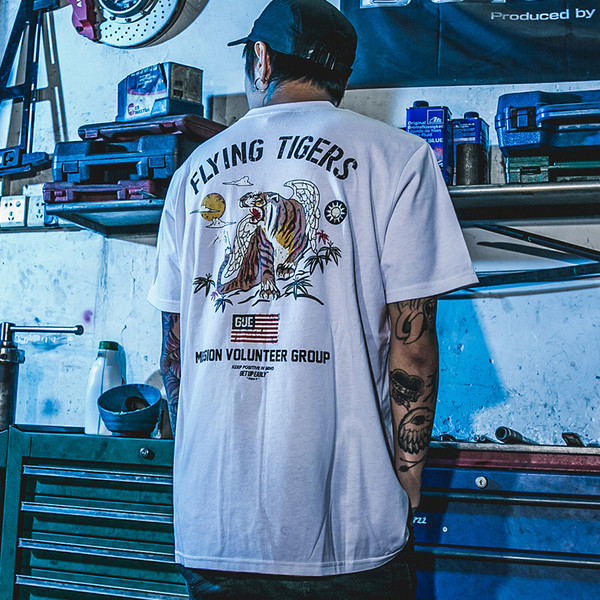 Стилна мъжка тениска с апликация, подходяща за ежедневие