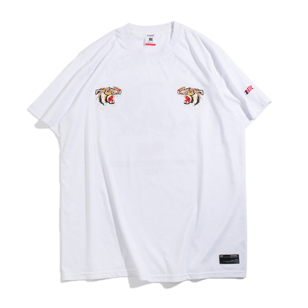 Стилна мъжка тениска с апликация, подходяща за ежедневие