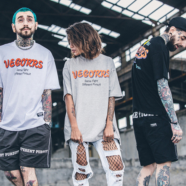 Готина мъжка тениска с надписи в сив, бял и черен цвят