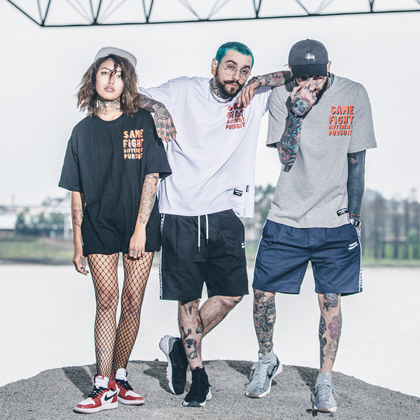 Свежа мъжка тениска в сив, бял и черен цвят