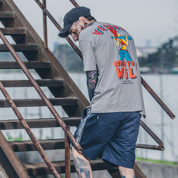 Свежа мъжка тениска в сив, бял и черен цвят