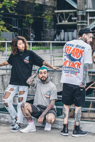 Интересна и свежа тениска за мъжете с надпис и изображение