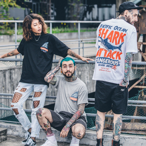 Интересна и свежа тениска за мъжете с надпис и изображение