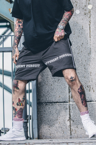 Спортни мъжки шорти в два цвята с надпис