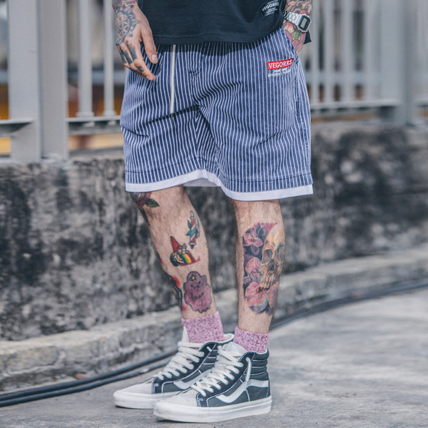 Стилни мъжки шорти на райе, подходящи за ежедневие