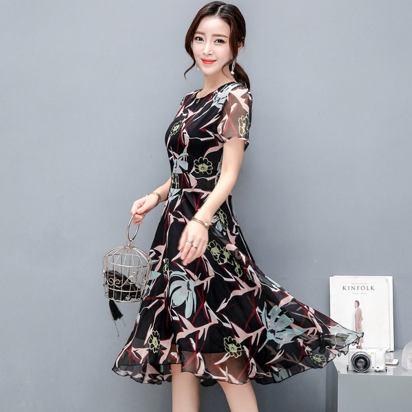 Κομψό φόρεμα σιφόν με σχέδια για την άνοιξη και το καλοκαίρι