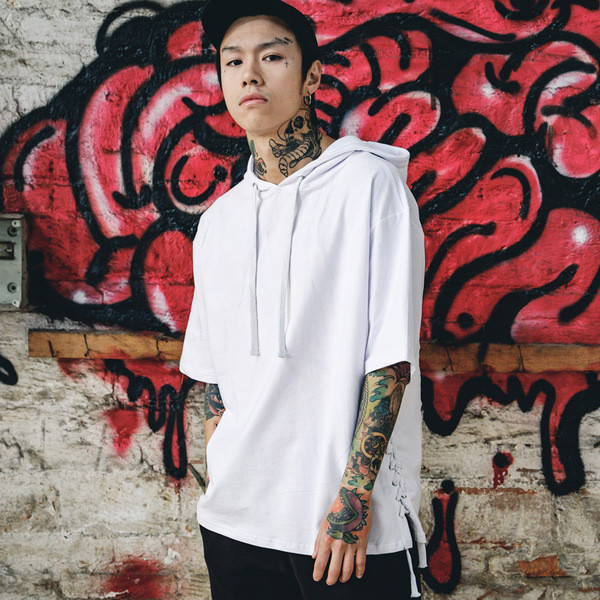 Спортна мъжка тениска с изображение и 3/4 ръкави и качулка