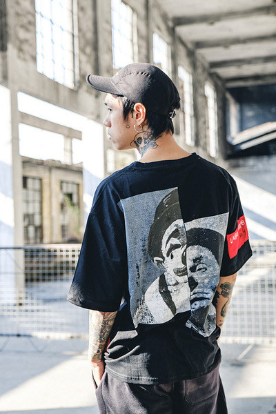 Стилна мъжка тениска в три цвята, подходящ за ежедневие