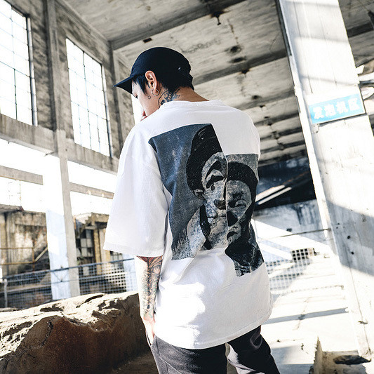 Стилна мъжка тениска в три цвята, подходящ за ежедневие