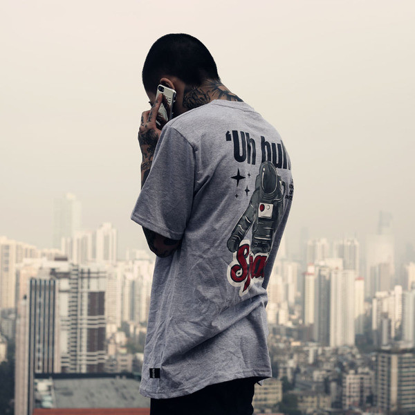 Готина тениска за мъже с изображение и надпис в три цвята