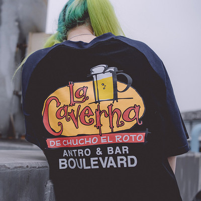 Красива мъжка тениска с цветни ръкави и с надписи