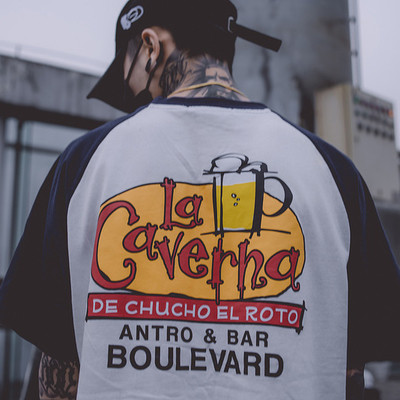 Красива мъжка тениска с цветни ръкави и с надписи