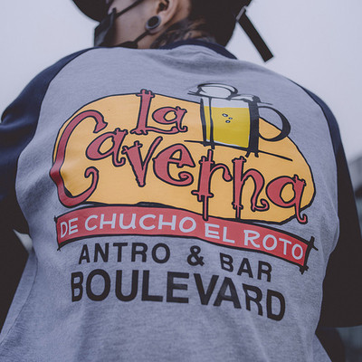 Красива мъжка тениска с цветни ръкави и с надписи