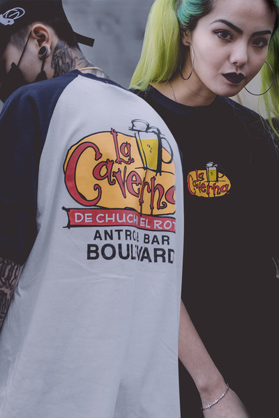 Красива мъжка тениска с цветни ръкави и с надписи