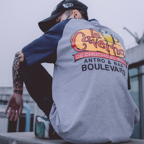 Красива мъжка тениска с цветни ръкави и с надписи