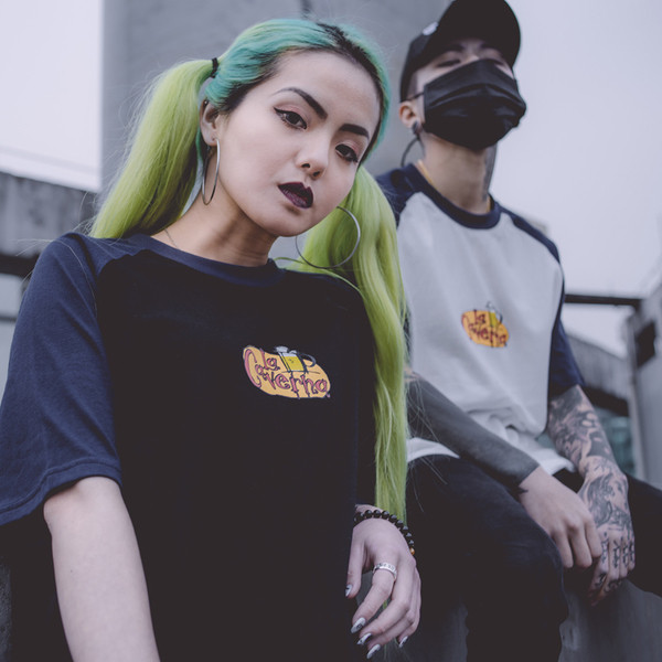 Красива мъжка тениска с цветни ръкави и с надписи