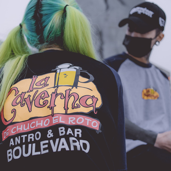 Красива мъжка тениска с цветни ръкави и с надписи