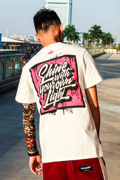 Красива тениска за мъже с апликация на гърба