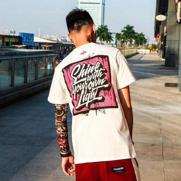 Красива тениска за мъже с апликация на гърба