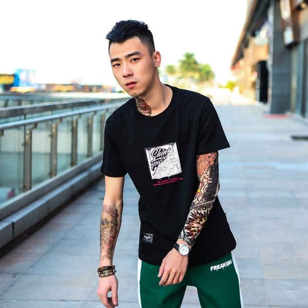 Красива тениска за мъже с апликация на гърба