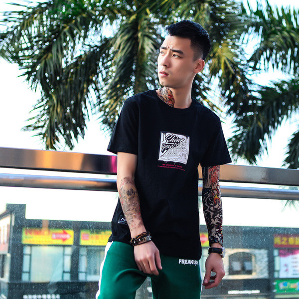 Красива тениска за мъже с апликация на гърба