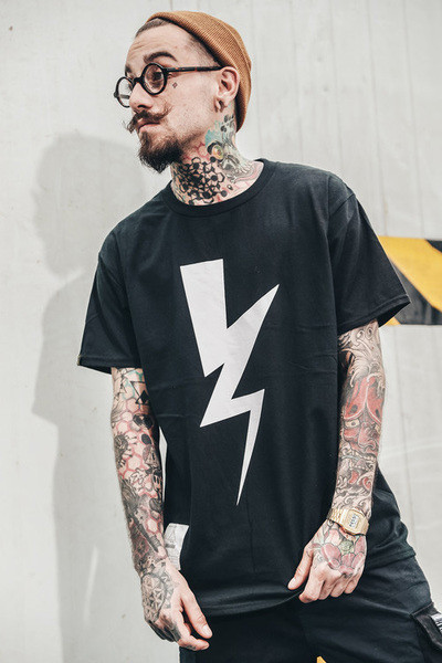 Тениска за мъже в изчистен модел с картинка в три цвята