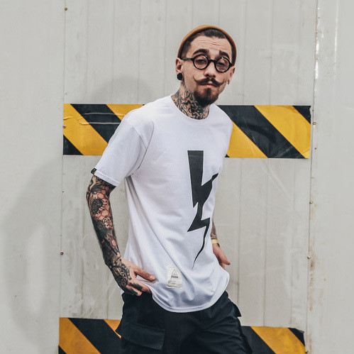 Тениска за мъже в изчистен модел с картинка в три цвята