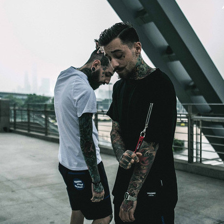 Семпла мъжка тениска с цип на ръкава в три цвята