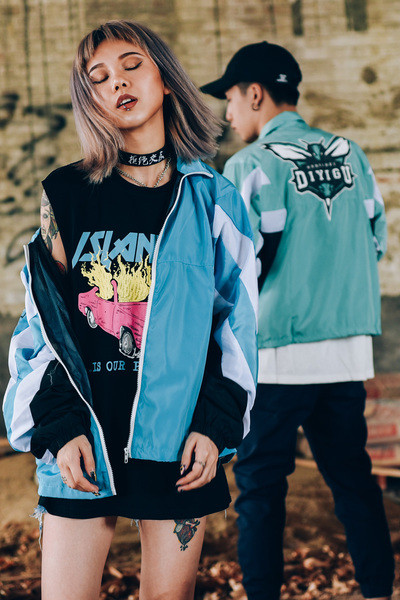 Κομψό ανδρικό φούτερ σε ευρύ σχέδιο με μια εικόνα στην πλάτη