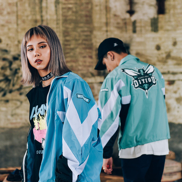 Κομψό ανδρικό φούτερ σε ευρύ σχέδιο με μια εικόνα στην πλάτη