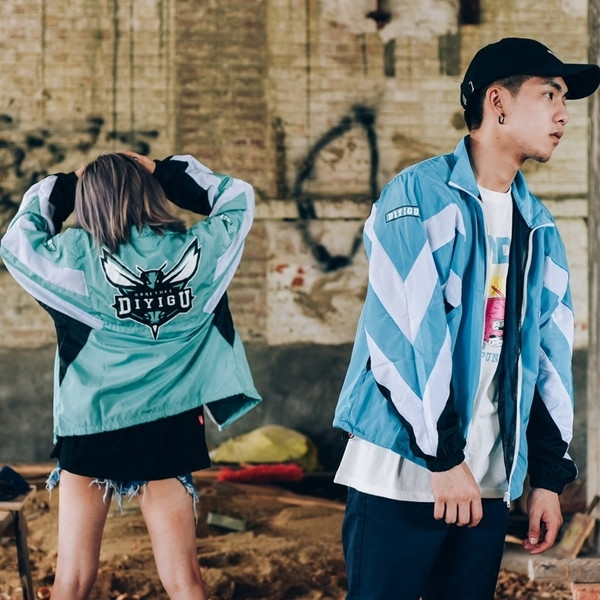 Κομψό ανδρικό φούτερ σε ευρύ σχέδιο με μια εικόνα στην πλάτη