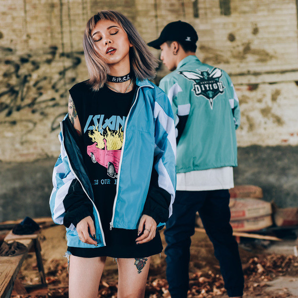 Κομψό ανδρικό φούτερ σε ευρύ σχέδιο με μια εικόνα στην πλάτη