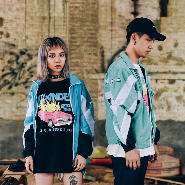 Κομψό ανδρικό φούτερ σε ευρύ σχέδιο με μια εικόνα στην πλάτη