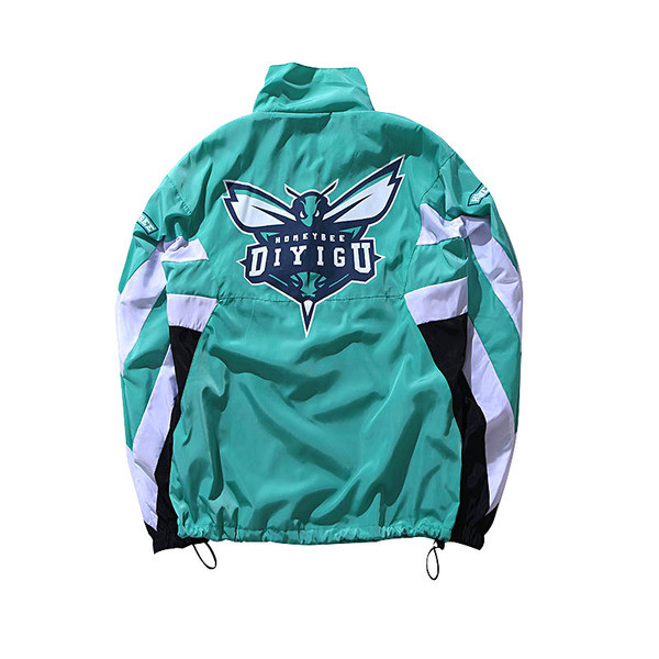 Κομψό ανδρικό φούτερ σε ευρύ σχέδιο με μια εικόνα στην πλάτη