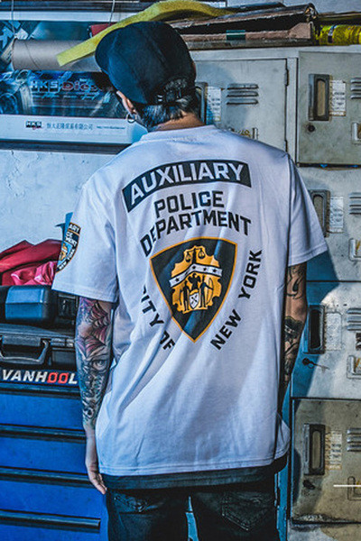 Тениска за мъже в бял и черен цвят с надписи на гърба