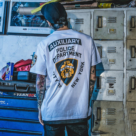 Тениска за мъже в бял и черен цвят с надписи на гърба