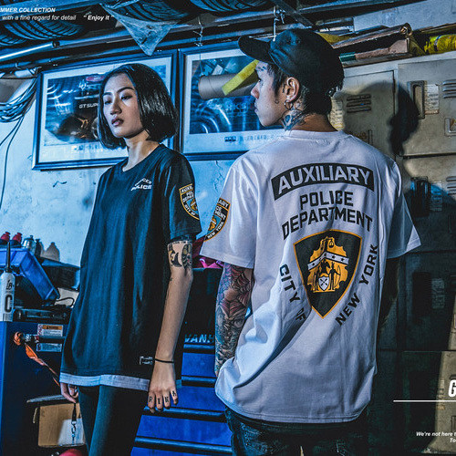 Тениска за мъже в бял и черен цвят с надписи на гърба