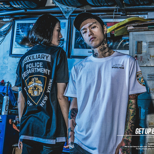 Тениска за мъже в бял и черен цвят с надписи на гърба