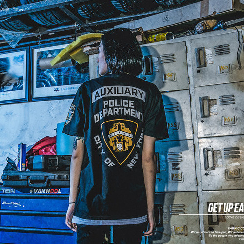 Тениска за мъже в бял и черен цвят с надписи на гърба