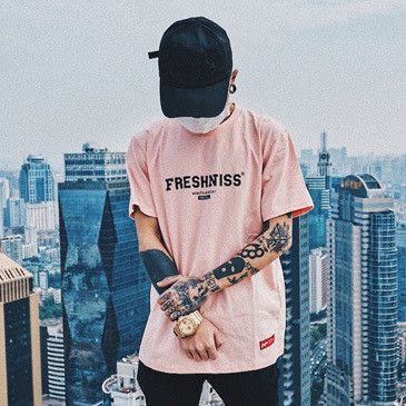 Изчистен модел мъжка тениска в четири цвята с надпис на гърдите