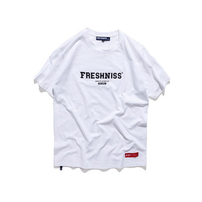 Изчистен модел мъжка тениска в четири цвята с надпис на гърдите