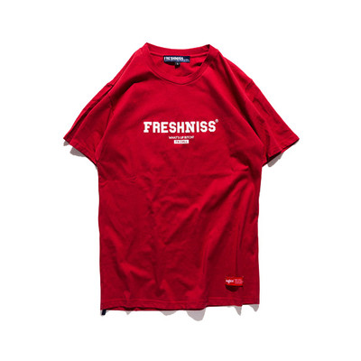 Изчистен модел мъжка тениска в четири цвята с надпис на гърдите