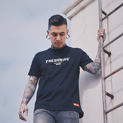 Изчистен модел мъжка тениска в четири цвята с надпис на гърдите