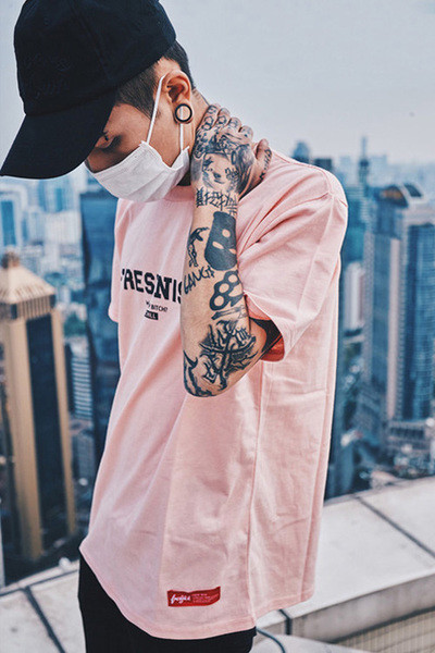 Изчистен модел мъжка тениска в четири цвята с надпис на гърдите