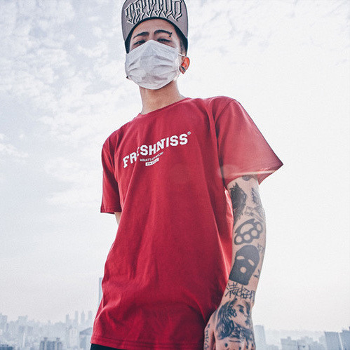 Изчистен модел мъжка тениска в четири цвята с надпис на гърдите