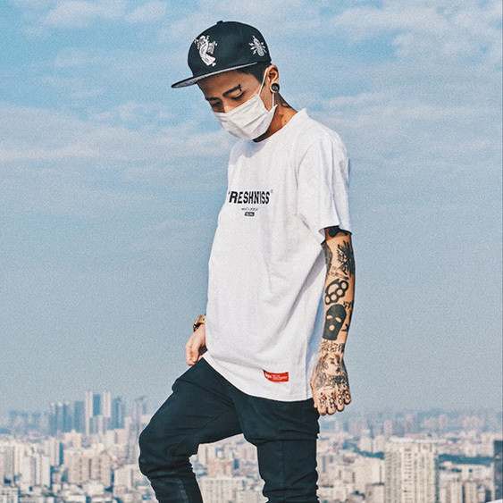 Изчистен модел мъжка тениска в четири цвята с надпис на гърдите